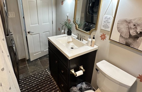 Severna Park Casa | Hillbottom Hideaway Beachhouse - Severna Park pet friendly! With hot tub!