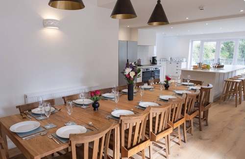 Oxford Casa | Hillcrest - A modern lakeside retreat just 2.5 miles from Oxford city centre.