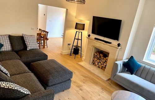 Oxford Casa | Hillcrest - A modern lakeside retreat just 2.5 miles from Oxford city centre.