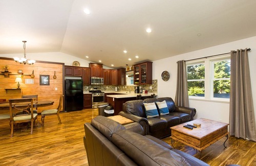Humboldt Hill Casa | 🏡 Hillcrest Hideaway- Tucked Away Cozy Comfort and Convenience 🌳