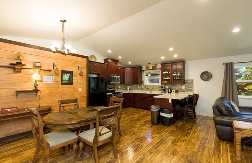 Humboldt Hill Casa | 🏡 Hillcrest Hideaway- Tucked Away Cozy Comfort and Convenience 🌳