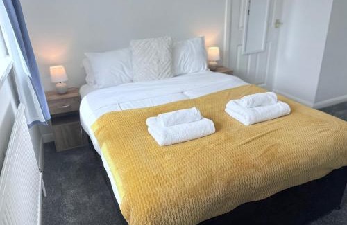 Llanedeyrn Casa | Hillrise - 3 bedroom house with garden