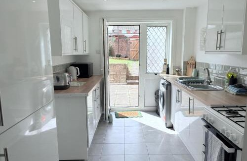 Llanedeyrn Casa | Hillrise - 3 bedroom house with garden