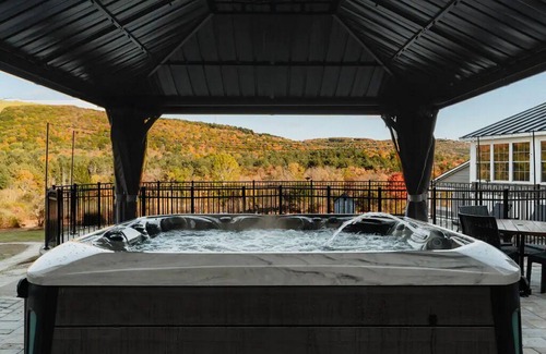 Hillsdale Casa | Majestic views Hot tub Firepit Games Sleeps 14