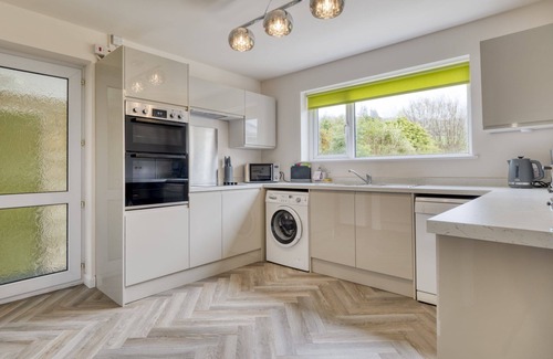 Mangotsfield Cabaña | Hillside - a cottage that sleeps 4 guests in 2 bedrooms