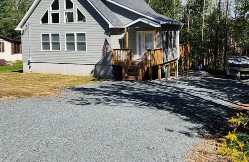 Lake Ariel Chalet De Esquí | Hillside Chalet "The Beagles Nest" minutes from the beach ! New Construction