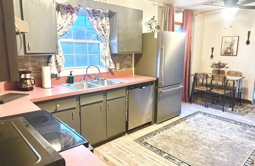 Charleston Casa | HILLSIDE CHARMER 4-bedroom, 2-bathroom house in delightful South Charleston.