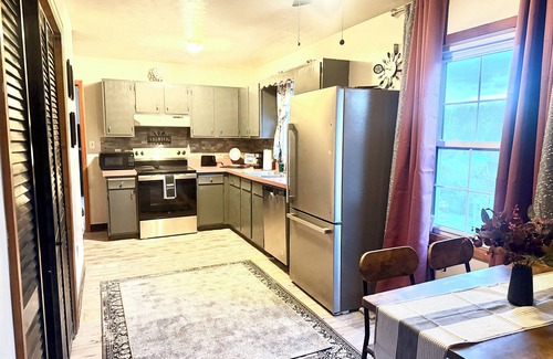 Charleston Casa | HILLSIDE CHARMER 4-bedroom, 2-bathroom house in delightful South Charleston.