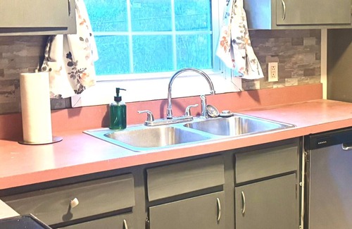 Charleston Casa | HILLSIDE CHARMER 4-bedroom, 2-bathroom house in delightful South Charleston.