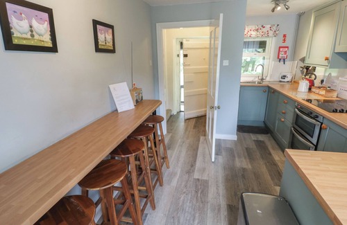 Monmouth Cabaña | HILLSIDE COTTAGE, family friendly, with open fire in Monmouth