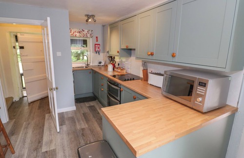 Monmouth Cabaña | HILLSIDE COTTAGE, family friendly, with open fire in Monmouth