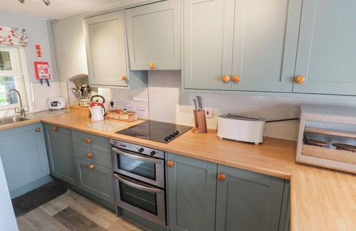 Monmouth Cabaña | HILLSIDE COTTAGE, family friendly, with open fire in Monmouth