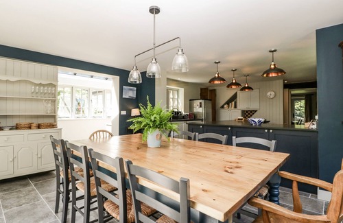 Shaftesbury Cabaña | HILLSIDE COTTAGE, pet friendly, with hot tub in Shaftesbury