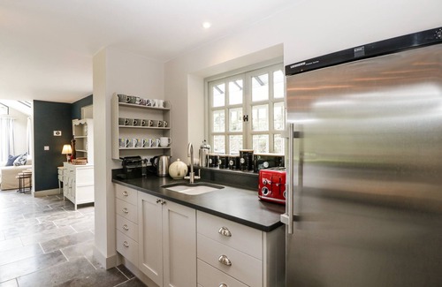 Shaftesbury Cabaña | HILLSIDE COTTAGE, pet friendly, with hot tub in Shaftesbury