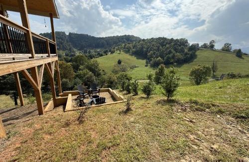 Waynesville Casa | Hillside Escape