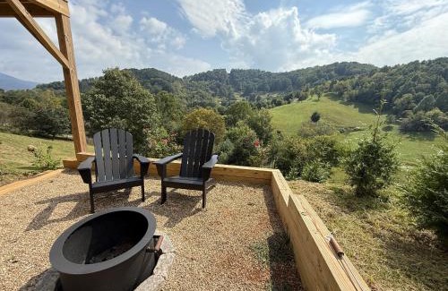 Waynesville Casa | Hillside Escape