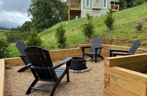 Waynesville Casa | Hillside Escape