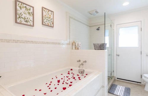Country Club Casa | Hillside Haven: Bayview Pool & Hot Tub