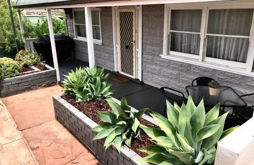 Broken Hill Casa | HILLSIDE HAVEN CHARMING C1920 COTTAGE Pet Friendly Sleeps 1 - 6