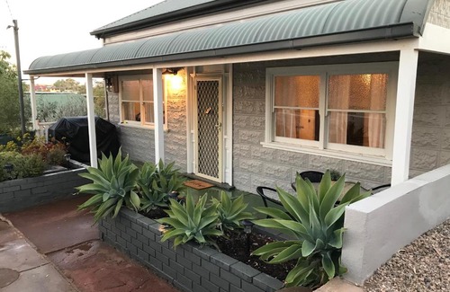 Broken Hill Casa | HILLSIDE HAVEN CHARMING C1920 COTTAGE Pet Friendly Sleeps 1 - 6