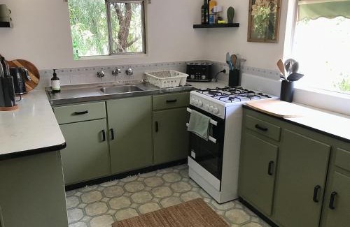 Broken Hill Casa | HILLSIDE HAVEN CHARMING C1920 COTTAGE Pet Friendly Sleeps 1 - 6