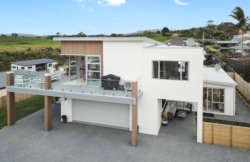 Raglan Casa | Hillside Haven House & Unit