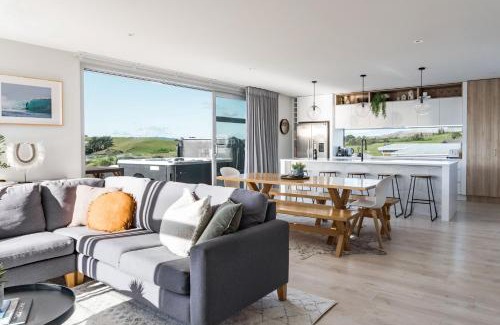 Raglan Casa | Hillside Haven House & Unit