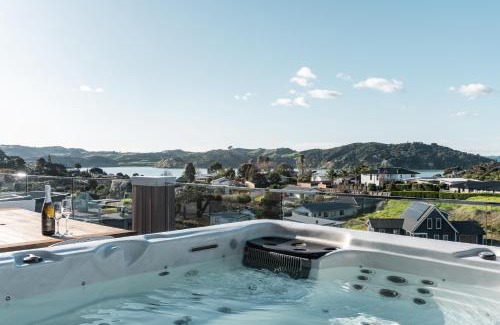 Raglan Casa | Hillside Haven House & Unit