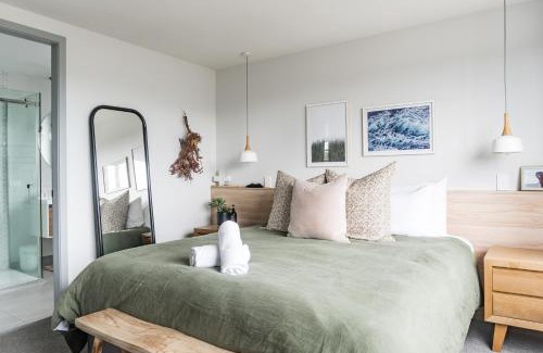 Raglan Casa | Hillside Haven House & Unit