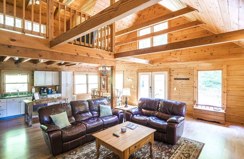 Whiteside Cabina | Hillside Haven ★ Rustic Cozy Cabin Nestled In Woods