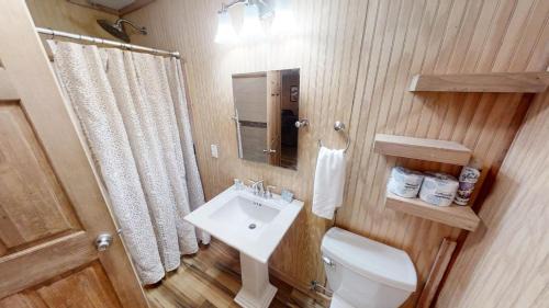 Red River Casa | Hillside Haven - Pet Friendly - WiFi - Satellite - Wood Burning Stove - Large Deck - Two Living Rooms