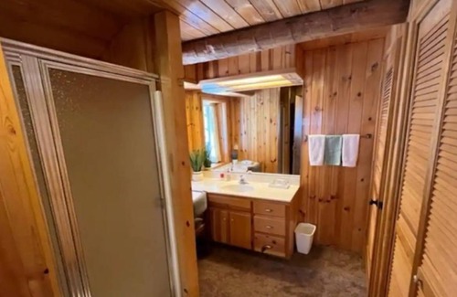 Angel Fire Cabina | Hillside Hideaway Cabin on two private acres