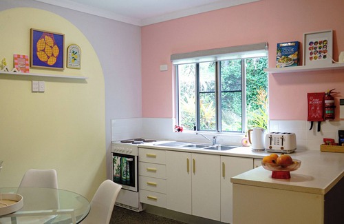 Aeroglen Apartamento | Hillside Hideaway: vibrant retreat surrounded by hiking trails - mins from city!
