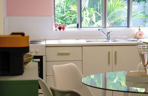 Aeroglen Apartamento | Hillside Hideaway: vibrant retreat surrounded by hiking trails - mins from city!