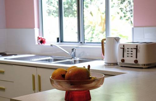 Aeroglen Apartamento | Hillside Hideaway: vibrant retreat surrounded by hiking trails - mins from city!