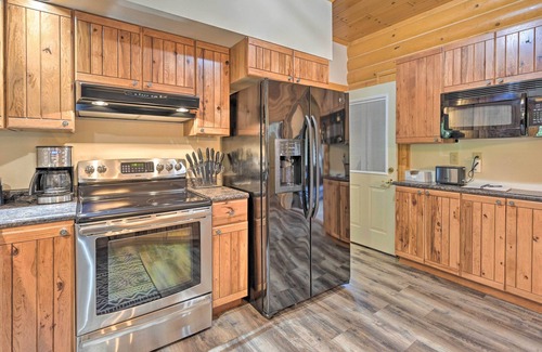Baraboo Cabina | Hillside Hideaway w/ Hot Tub & Heated Patio!