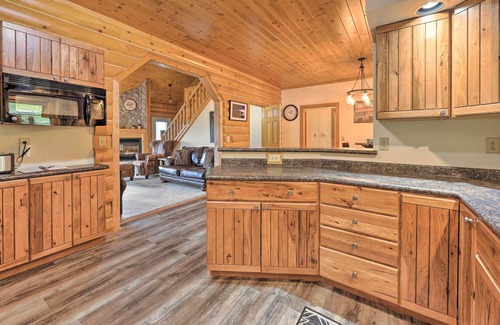 Baraboo Cabina | Hillside Hideaway w/ Hot Tub & Heated Patio!
