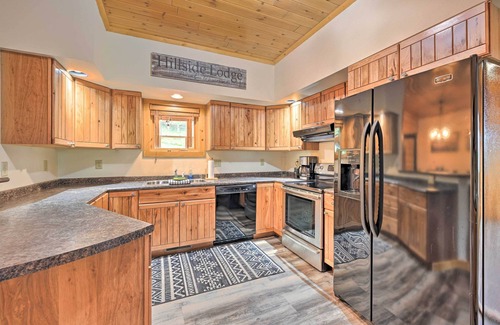 Baraboo Cabina | Hillside Hideaway w/ Hot Tub & Heated Patio!