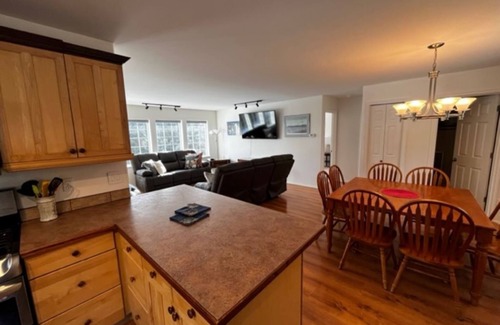 Homer Casa | HILLSIDE HIDEAWAY Relax in this peaceful home.Grill your catch of the day!