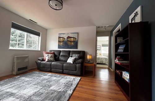 Homer Casa | HILLSIDE HIDEAWAY Relax in this peaceful home.Grill your catch of the day!