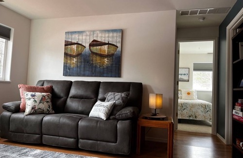 Homer Casa | HILLSIDE HIDEAWAY Relax in this peaceful home.Grill your catch of the day!