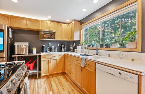 Jennings Lodge Casa | Hillside House: Epic 5 bedroom 2 bath oasis - Game room, pool table, spa & sauna