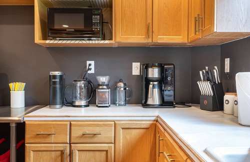 Jennings Lodge Casa | Hillside House: Epic 5 bedroom 2 bath oasis - Game room, pool table, spa & sauna