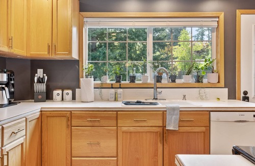 Jennings Lodge Casa | Hillside House: Epic 5 bedroom 2 bath oasis - Game room, pool table, spa & sauna