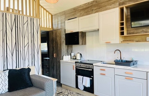 Rhayader Cabaña | Hillside Lodge - Cabin sleeping 6 guests in 1 bedroom