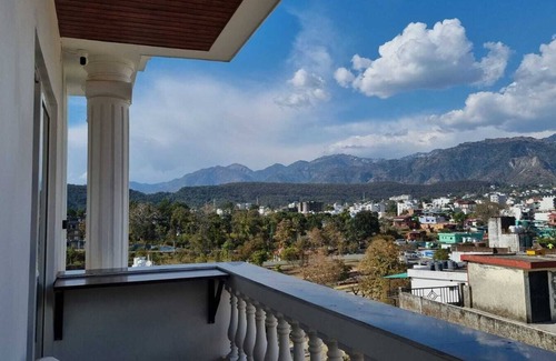 Bullawala Apartamento | Hillside nest 2 BHK apartment with a hill and mussoorie view.