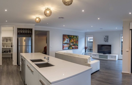 Torquay Casa | Hillside Paradise Torquay - Sleeps 18 - Strictly Families