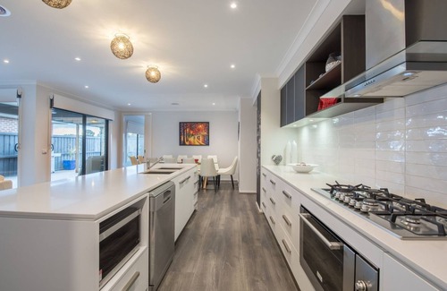 Torquay Casa | Hillside Paradise Torquay - Sleeps 18 - Strictly Families