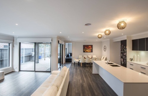 Torquay Casa | Hillside Paradise Torquay - Sleeps 18 - Strictly Families