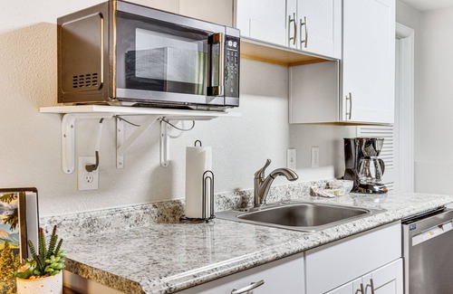 Northeast Colorado Springs Apartamento | Hillside Place w/ Mountain Views ~ 8 Mi to Dtwn!